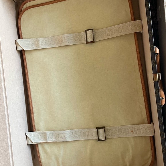 Vintage Louis Vuitton trunk with dividers and tray. 28x18x9 “. Mint condition. - Picture 9 of 15